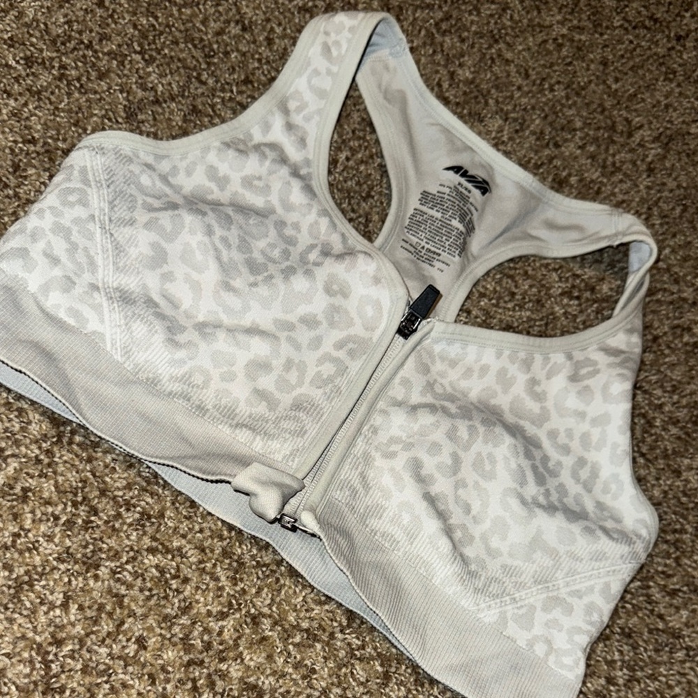 Avia zip-front racerback style sports bra (XL) in white & gray animal print EUC!